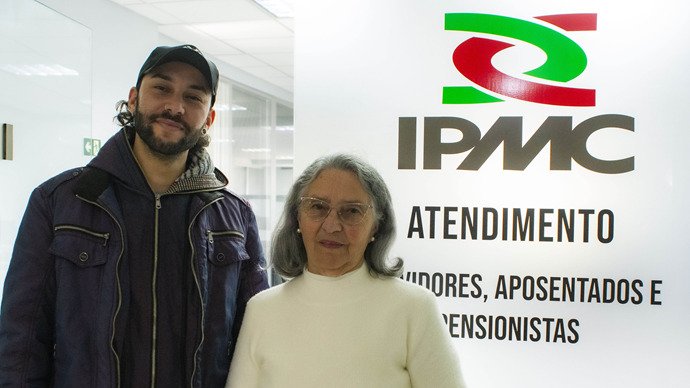 Prova de vida de aposentados e pensionistas do IPMC. Na imagem, Jandira Moreira, com o filho Lucas. Curitiba, 05/06/2024
Foto: Levy Ferreira/SMCS