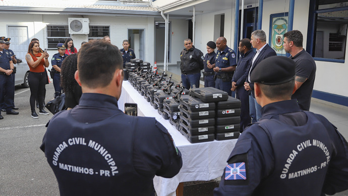 Prefeito em exercício Herivelto Oliveira faz doação de armas da Guarda Municipal para a prefeitura de Matinhos na sede da GM no Centro de Curitiba - Curitiba, 06/06/2024 - Foto: Daniel Castellano / SMCS