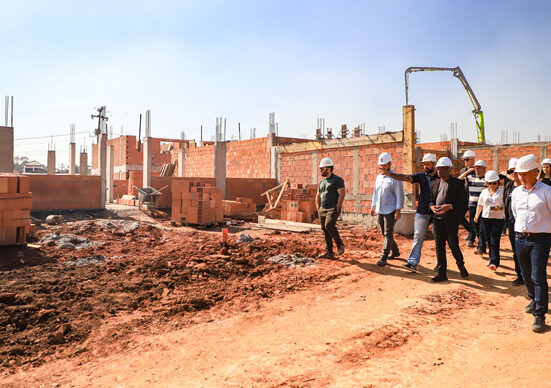 Prefeito em exercício Herivelto Alves de Oliveira, acompanhado do presidente da COHAB, José Lupion Neto, do secretário de Obras, Rodrigo Rodrigues e outras autoridades, vistoria andamento das obras do Bairro Novo do Caximba. Curitiba, 07/06/2024. Foto: José Fernando Ogura/SMCS