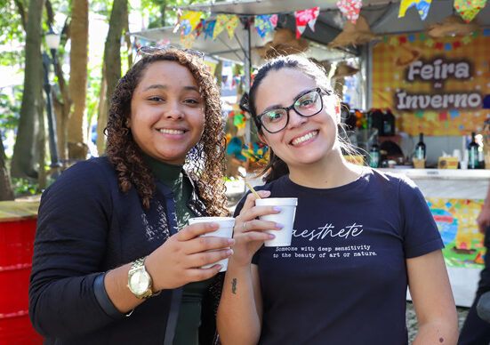 Tradicional Feira de Inverno de Curitiba, na Praça Osório. Na imagem, Paola Cortez e Marceli Cruz. Curitiba, 07/06/2024. Foto: Hully Paiva/SMCS