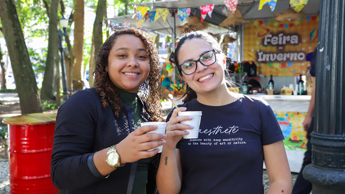 Tradicional Feira de Inverno de Curitiba, na Praça Osório. Na imagem, Paola Cortez e Marceli Cruz. Curitiba, 07/06/2024. Foto: Hully Paiva/SMCS