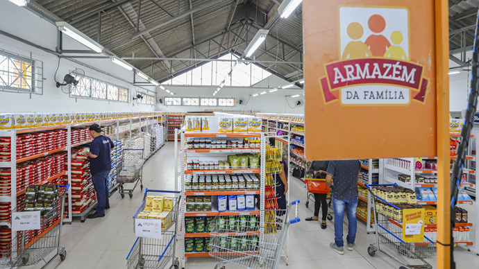 Macarrão fettuccine e farinha de trigo estão mais baratos na Semana da Economia dos Armazéns da Família. - Foto: Daniel Castellano / SMCS