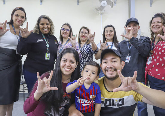 Central de libras ajuda na acolhida de migrantes surdos atendidos pela Administração Regional Bairro Novo. Casal de bolivianos Emily Ruth Gonzalez Rivais, Julio Alejandro Rojas Caballero e o filho brasileiro Felipe, de 2 anos. - Curitiba, 10/06/2024. Foto: Daniel Castellano/SMCS