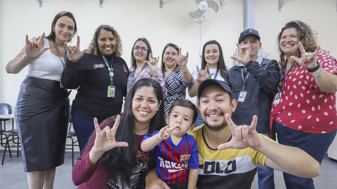 Central de libras ajuda na acolhida de migrantes surdos atendidos pela Administração Regional Bairro Novo. Casal de bolivianos Emily Ruth Gonzalez Rivais, Julio Alejandro Rojas Caballero e o filho brasileiro Felipe, de 2 anos. - Curitiba, 10/06/2024. Foto: Daniel Castellano/SMCS