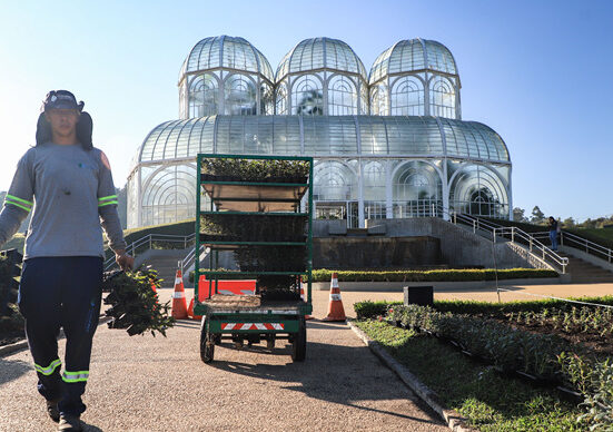 Funcionários do Horto Municipal de Curitiba efetuam a troca de flores no canteiro central do Jardim Botânico, para espécies mais adaptadas ao inverno. Curitiba, 11/06/2024. Foto: José Fernando Ogura/SMCS