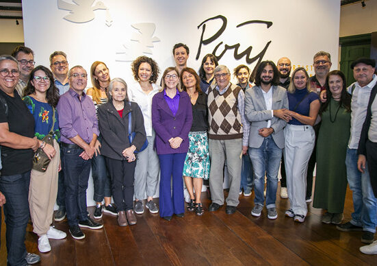 Presidente da Fundação Cultural, Ana Cristina de Castro, com equipe da FCC, na inauguração da exposição para comemorar os 100 anos de Poty Lazzarotto, na Casa Romário Martins. Curitiba, 11/06/2024. Foto: Pedro Ribas/SMCS