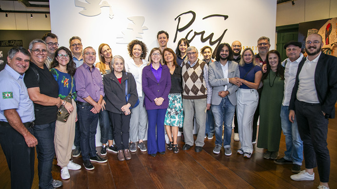 Presidente da Fundação Cultural, Ana Cristina de Castro, com equipe da FCC, na inauguração da exposição para comemorar os 100 anos de Poty Lazzarotto, na Casa Romário Martins. Curitiba, 11/06/2024. Foto: Pedro Ribas/SMCS