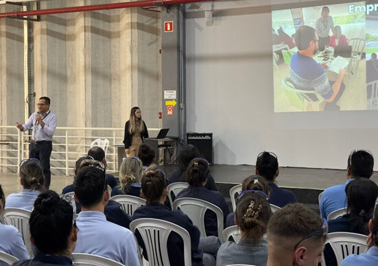 Colaboradores da Furukawa aprendem sobre combate ao capacitismo e inclusão de pessoas com deficiência, com a palestra de Adriano Laurindo, responsável pelo setor de empregabilidade do DPCD.
Curitiba, 12/06/2024. 
Foto: Divulgação