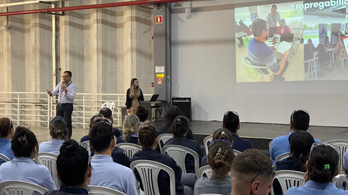 Colaboradores da Furukawa aprendem sobre combate ao capacitismo e inclusão de pessoas com deficiência, com a palestra de Adriano Laurindo, responsável pelo setor de empregabilidade do DPCD.
Curitiba, 12/06/2024. 
Foto: Divulgação