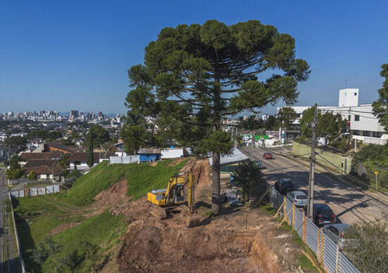 Vista aérea das obras da futura praça Barcelona nas Mercês - Curitiba, 07/06/2024. Foto: Daniel Castellano/SMCS