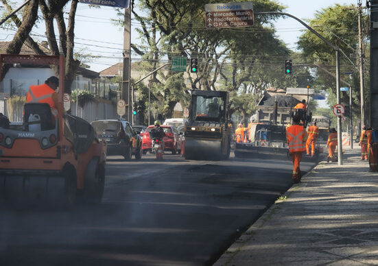 Obra de recuperação do pavimento asfáltica na Getúlio Vargas e viaduto Capanema. 
- Na imagem, avenida Getúlio Vargas, no bairro Rebouças.
Curitiba, 13/06/2024.
Foto: Levy Ferreira/SMCS