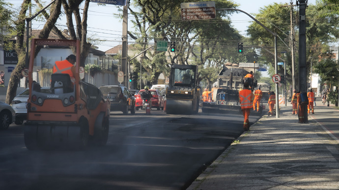 Obra de recuperação do pavimento asfáltica na Getúlio Vargas e viaduto Capanema. 
- Na imagem, avenida Getúlio Vargas, no bairro Rebouças.
Curitiba, 13/06/2024.
Foto: Levy Ferreira/SMCS