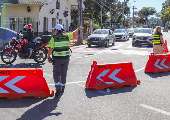 Agentes da Setran orientam motoristas na implantação do binário das ruas Mateus Leme e Nilo Peçanha nos bairros Ahu, Pilarzinho, Abranches e São Lourenço - Curitiba, 12/06/2024. Foto: Daniel Castellano/SMCS