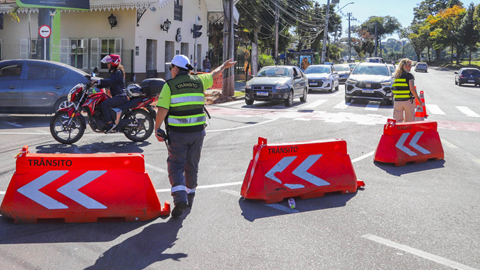 Agentes da Setran orientam motoristas na implantação do binário das ruas Mateus Leme e Nilo Peçanha nos bairros Ahu, Pilarzinho, Abranches e São Lourenço - Curitiba, 12/06/2024. Foto: Daniel Castellano/SMCS