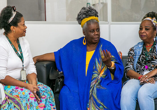 A escritora Conceição Evaristo, visita o Creafro, acompanhada pela coordenadora do espaço, Valéria Pereira da Silva, e pela assessora de Promoção e Igualdade Racial, Marli Teixeira Leite. Curitiba, 17/06/2024. Foto: Pedro Ribas/SMCS