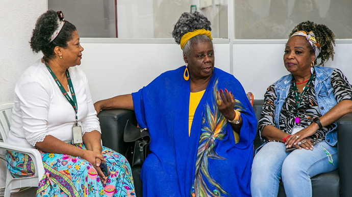 A escritora Conceição Evaristo, visita o Creafro, acompanhada pela coordenadora do espaço, Valéria Pereira da Silva, e pela assessora de Promoção e Igualdade Racial, Marli Teixeira Leite. Curitiba, 17/06/2024. Foto: Pedro Ribas/SMCS