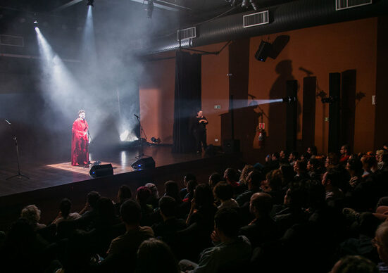 Espetáculo "Também Guardamos Pedras Aqui", com a poeta, atriz e slammer Luiza Romão, no II Festival da Palavra, no Memorial de Curitiba. Curitiba, 17/06/2024. Foto: Pedro Ribas/SMCS