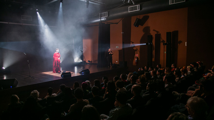 Espetáculo "Também Guardamos Pedras Aqui", com a poeta, atriz e slammer Luiza Romão, no II Festival da Palavra, no Memorial de Curitiba. Curitiba, 17/06/2024. Foto: Pedro Ribas/SMCS