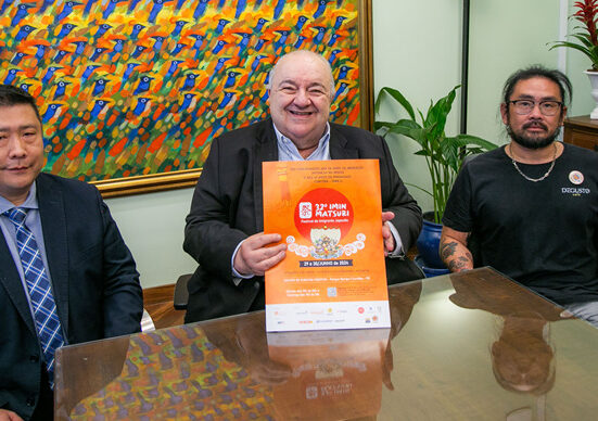 Prefeito Rafael Greca, recebe convite do vereador Nori Seto, para o 32º Imin Matsuri. Curitiba, 18/06/2024. Foto: Pedro  Ribas/SMCS