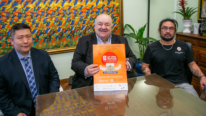 Prefeito Rafael Greca, recebe convite do vereador Nori Seto, para o 32º Imin Matsuri. Curitiba, 18/06/2024. Foto: Pedro  Ribas/SMCS