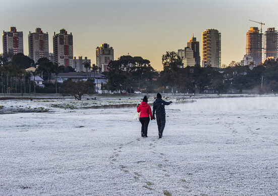 Com os dias ensolarados e o clima frio, Curitiba oferece diversos espaços arborizados, charmosos e instagramáveis. Parques e bosques para todos os estilos e momentos estão à disposição, sejam para atividades físicas, bucólicas ou românticas. Foto: Ricardo Marajó/SMCS