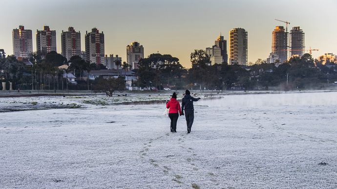 Com os dias ensolarados e o clima frio, Curitiba oferece diversos espaços arborizados, charmosos e instagramáveis. Parques e bosques para todos os estilos e momentos estão à disposição, sejam para atividades físicas, bucólicas ou românticas. Foto: Ricardo Marajó/SMCS