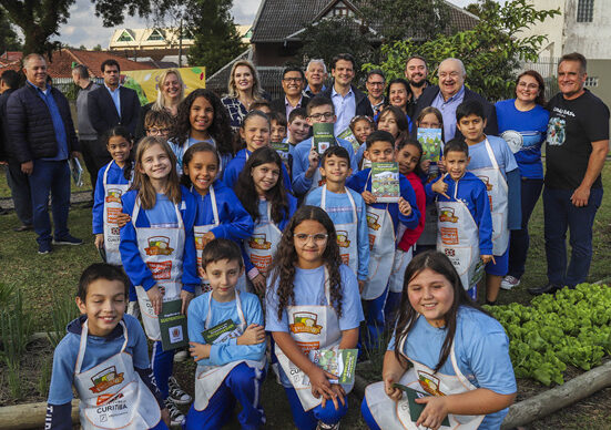 Prefeito Rafael Greca e vice-prefeito Eduardo Pimentel na escola Ivaiporã no bairro Capão Raso que ganhou horta, minhocário e caixa de abelhas sem ferrão para educação alimentar dos alunos - Curitiba, 26/06/2024. Foto: Daniel Castellano/SMCS