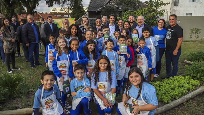 Prefeito Rafael Greca e vice-prefeito Eduardo Pimentel na escola Ivaiporã no bairro Capão Raso que ganhou horta, minhocário e caixa de abelhas sem ferrão para educação alimentar dos alunos - Curitiba, 26/06/2024. Foto: Daniel Castellano/SMCS