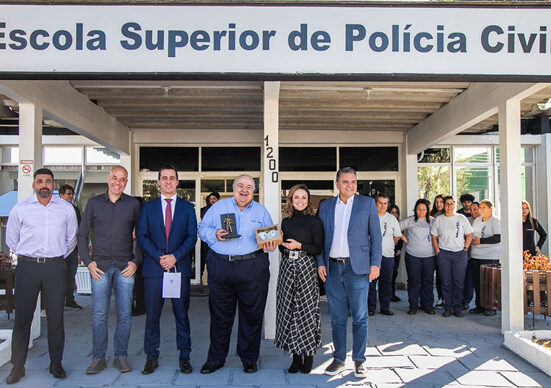 Prefeito Rafael Greca, visita a Escola Superior de Polícia Civil do PR, acompanhado pelo diretor da escola, delegado Rafael Vianna, o desembargador Adalberto Jorge Xisto Pereira, o superintendente da escola, Carlos Fernando de Costa, e o administrador da Regiona Portão, Gerson Gunha. Curitiba, 27/06/2024. Foto: Pedro Ribas/SMCS