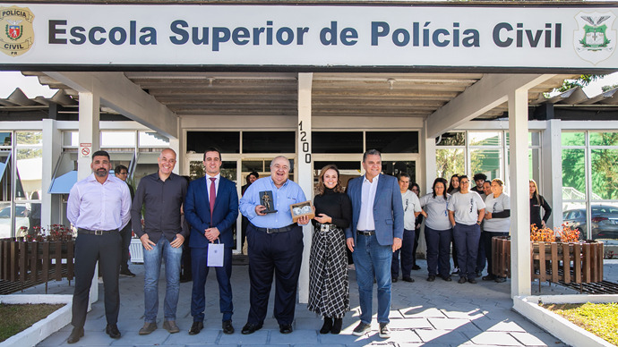 Prefeito Rafael Greca, visita a Escola Superior de Polícia Civil do PR, acompanhado pelo diretor da escola, delegado Rafael Vianna, o desembargador Adalberto Jorge Xisto Pereira, o superintendente da escola, Carlos Fernando de Costa, e o administrador da Regiona Portão, Gerson Gunha. Curitiba, 27/06/2024. Foto: Pedro Ribas/SMCS