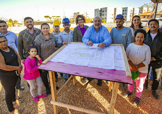 Prefeito Rafael Greca durante vistoria de Obras do CMEI - Centro Municipal de Educação infantil CIC II no encontro das ruas Maria Fortunata Tosin, Eduardo Luiz Piana e Ciro de Castro - Curitiba, 27/06/2024. Foto: Daniel Castellano/SMCS