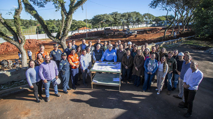 Prefeito Rafael Greca durante vistoria de Obras da Fazenda urbana e Armazém da família da CIC - Curitiba, 27/06/2024. Foto: Daniel Castellano/SMCS