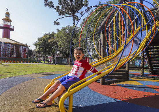 Parque e praças da prefeitura que possuem piso emborrachado. Na imagem Praça Ladislau Lachowski, ao lado do Farol do Saber Machado de Assis, no Vista Alegre - Curitiba, 26/06/2024. Foto: Daniel Castellano/SMCS