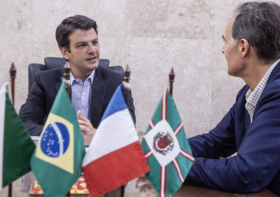 O vice-prefeito Eduardo Pimentel,  recebe em seu gabinete o Consul da França em São Paulo, Yves Teyssier d’Orfeuil. Curitiba, 28/06/2024. Foto: Ricardo Marajó/SMCS