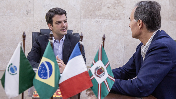 O vice-prefeito Eduardo Pimentel,  recebe em seu gabinete o Consul da França em São Paulo, Yves Teyssier d’Orfeuil. Curitiba, 28/06/2024. Foto: Ricardo Marajó/SMCS