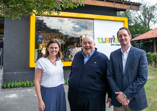 Prefeito Rafael Greca, com o presidente da Urbs, Ogeny Pedro Maia Neto, e a presidente do Instituto Municipal de Turismo, Tatiana Turra, entrega a ampliação da loja #CuritibaSuaLinda do Jardim Botânico. Curitiba, 28/06/2024. Foto: Pedro Ribas/SMCS