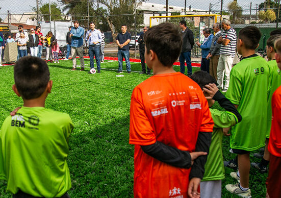 Vice-prefeito Eduardo Pimentel, com o secretário do Esporte, Carlos Eduardo Pijak, o secretário do Meio Ambiente, Ibson Campos, e o vereador Nori Seto, entrega a quadra de grama sintética da Praça Zezé Ribas. Curitiba, 04/07/2024. Foto: Pedro Ribas/SMCS