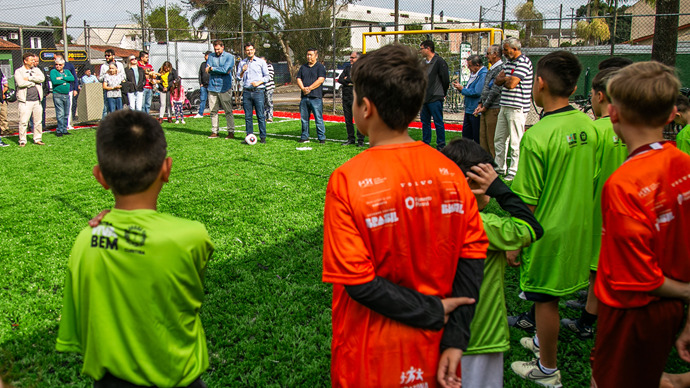 Vice-prefeito Eduardo Pimentel, com o secretário do Esporte, Carlos Eduardo Pijak, o secretário do Meio Ambiente, Ibson Campos, e o vereador Nori Seto, entrega a quadra de grama sintética da Praça Zezé Ribas. Curitiba, 04/07/2024. Foto: Pedro Ribas/SMCS